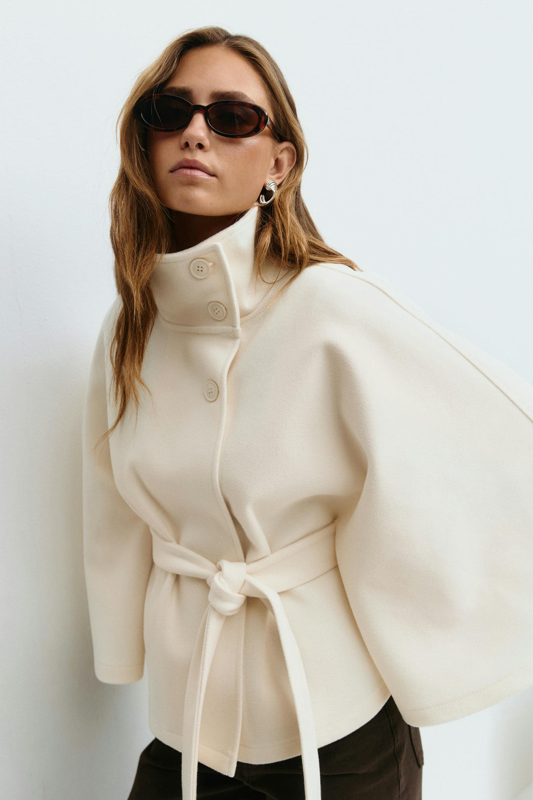 Veste cape femme ceinturée oversize avec col montant élégant