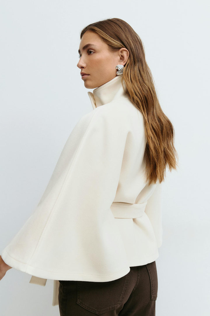 Veste cape femme ceinturée oversize avec col montant élégant