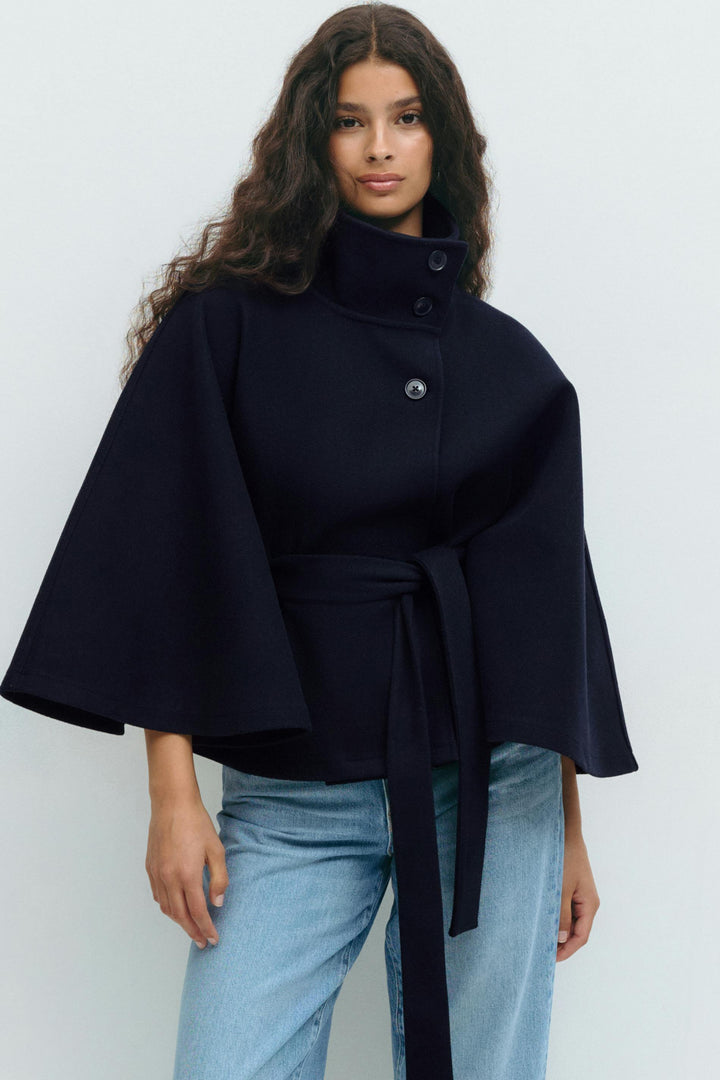 Veste cape femme ceinturée oversize avec col montant élégant