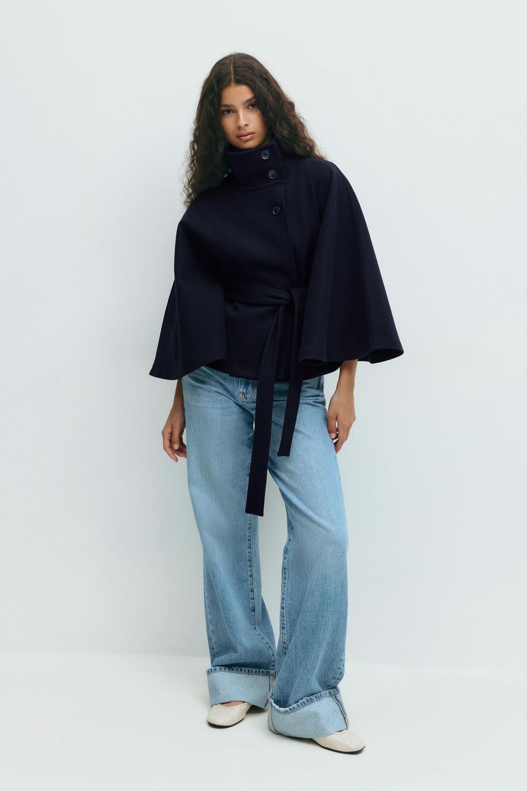 Veste cape femme ceinturée oversize avec col montant élégant