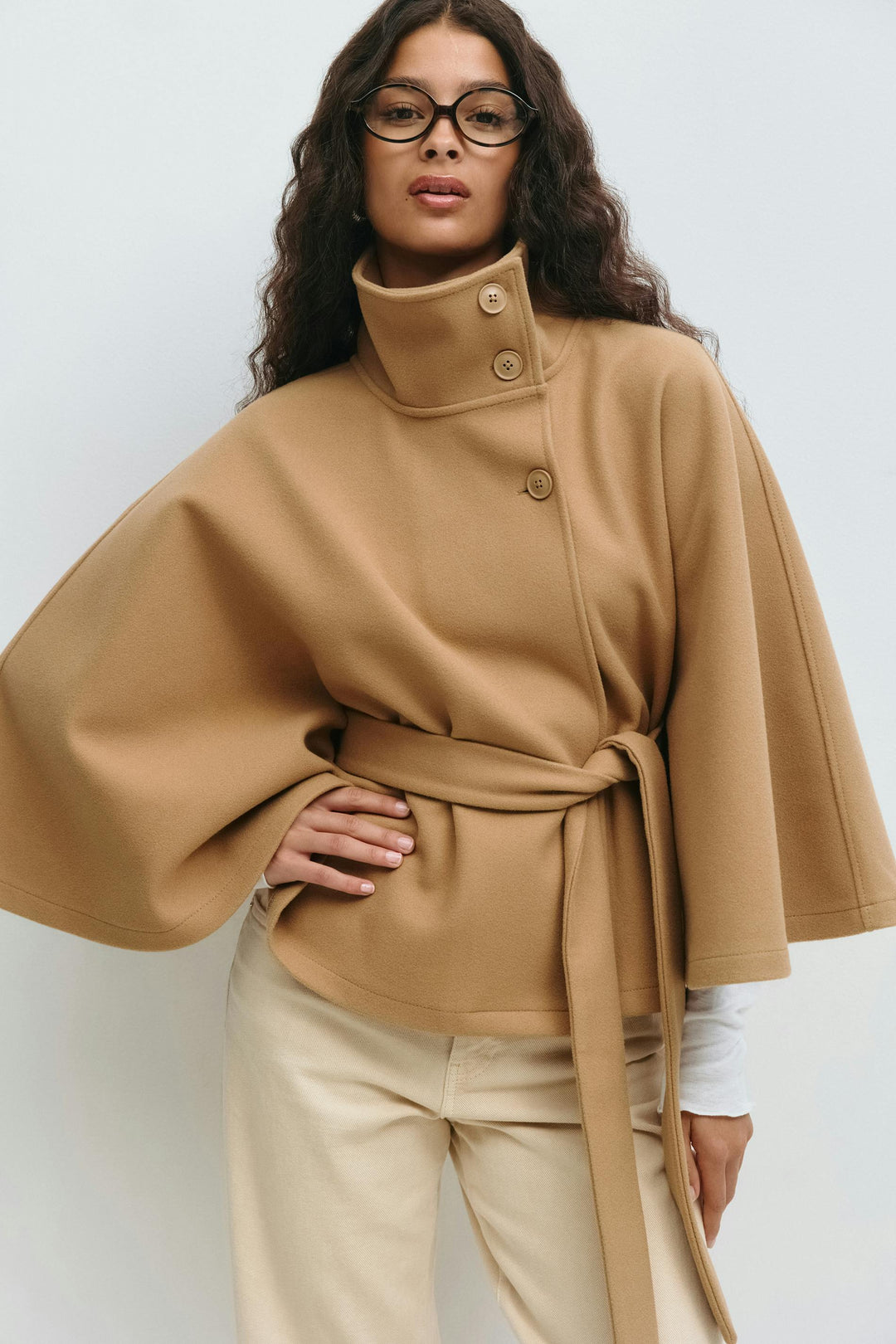Veste cape femme ceinturée oversize avec col montant élégant