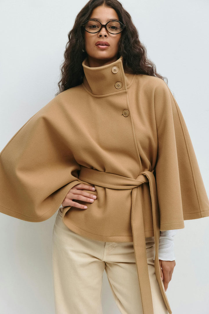 Veste cape femme ceinturée oversize avec col montant élégant