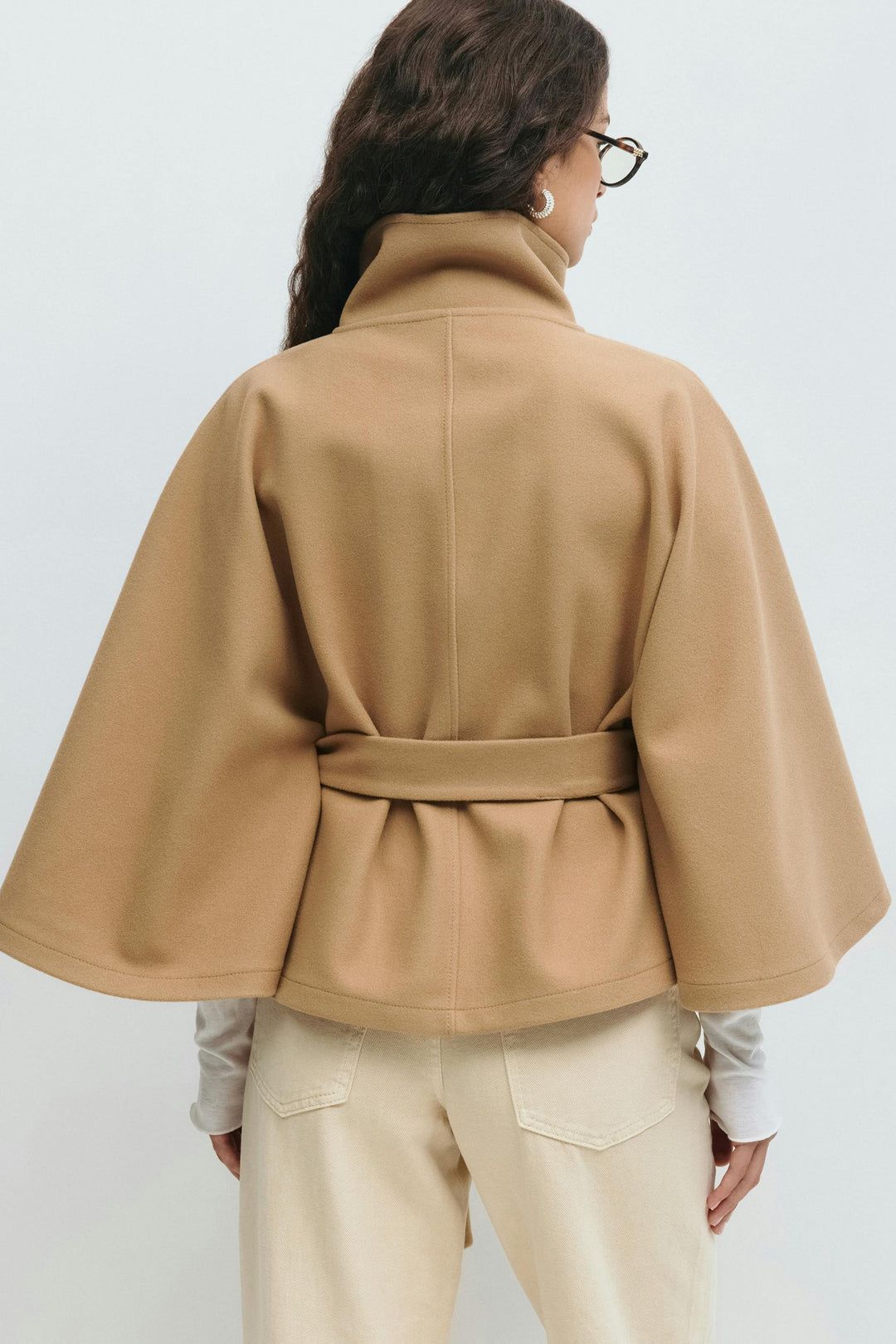 Veste cape femme ceinturée oversize avec col montant élégant