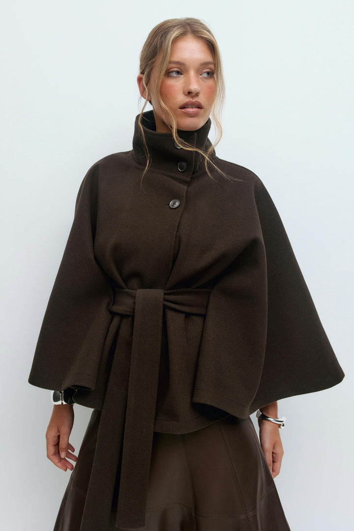 Veste cape femme ceinturée oversize avec col montant élégant