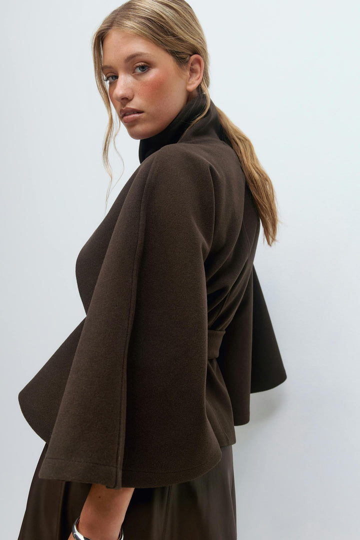 Veste cape femme ceinturée oversize avec col montant élégant