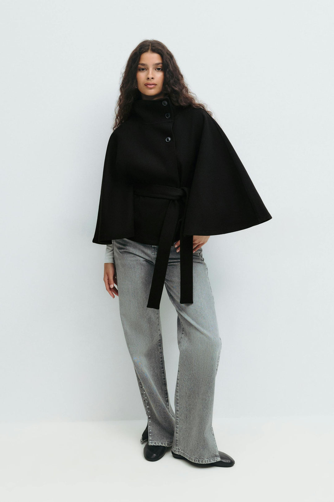 Capucine Cape Veste Noire Élégante Ceinturée Manches Amples Gina Tricot