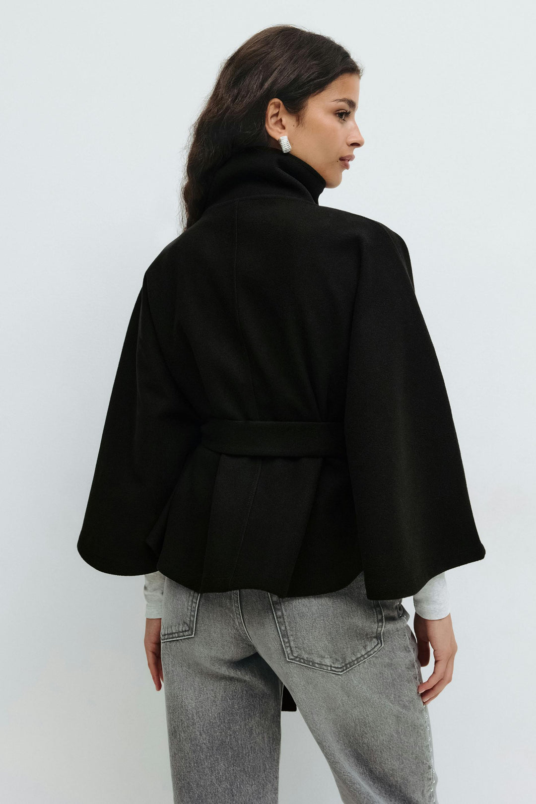 Capucine Cape Veste Noire Élégante Ceinturée Manches Amples Gina Tricot