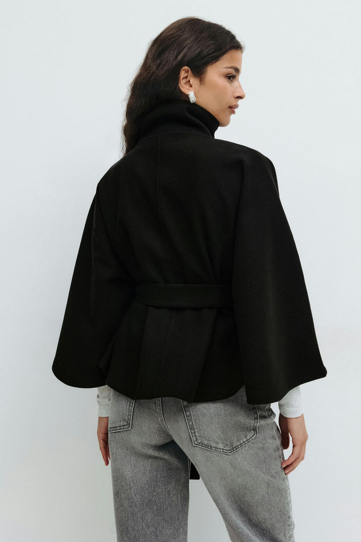 Capucine Cape Veste Noire Élégante Ceinturée Manches Amples Gina Tricot
