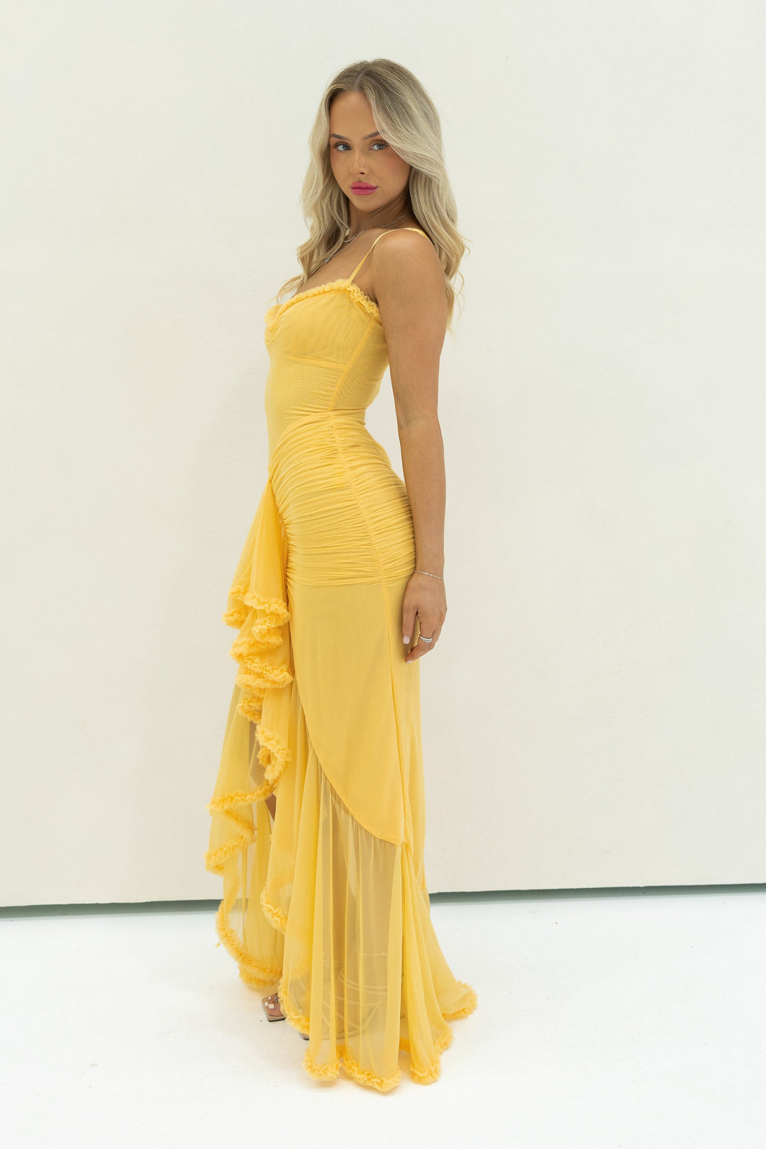 Robe longue élégante femme drapé cascade silhouette enveloppante traîne