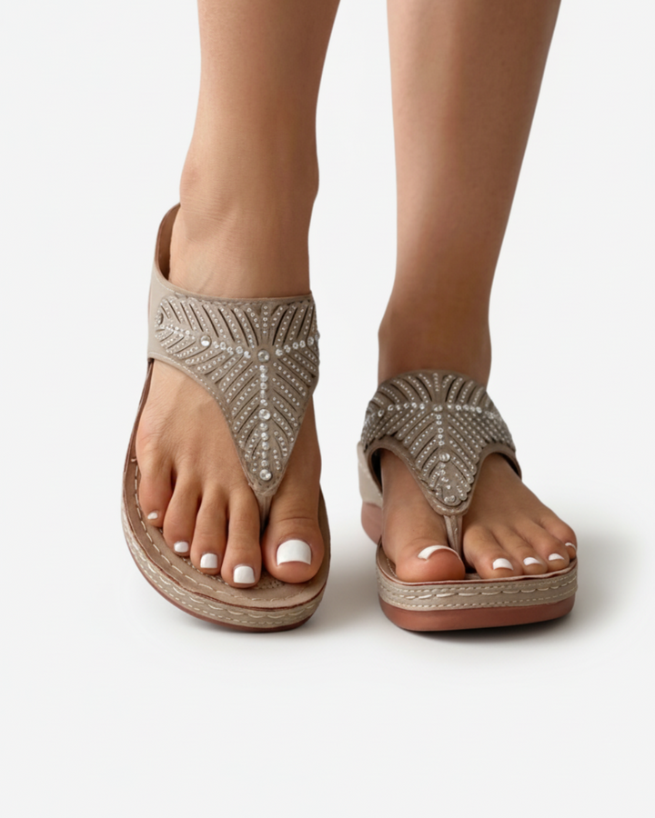 Sandales tongs scintillantes ornées de strass - à enfiler avec lanière entre les orteils ornée de strass