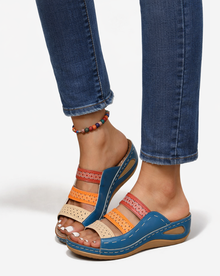 Sandales slides chic à brides multicolores avec talon compensé