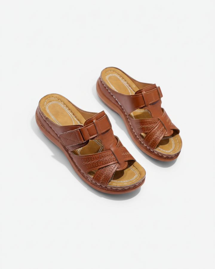 Sandales à enfiler à empeigne découpée avec sangle à boucle - bout ouvert