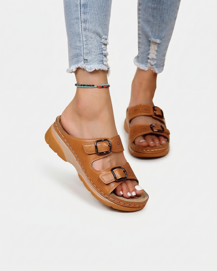 Sandales à bout ouvert avec petit talon compensé et double boucle