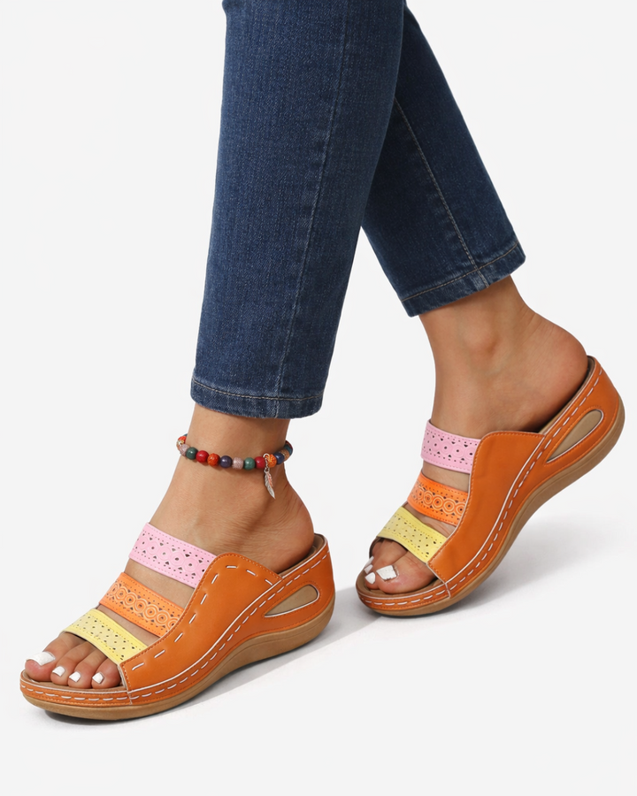 Sandales slides chic à brides multicolores avec talon compensé