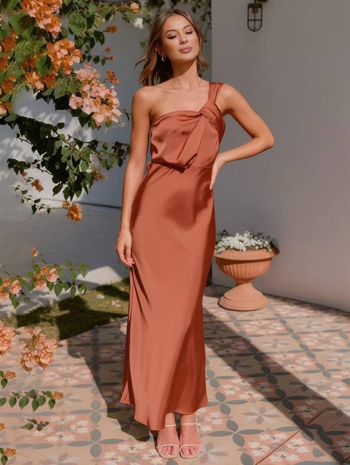Robe longue satinée femme bustier sans bretelles coupe évasée élégante