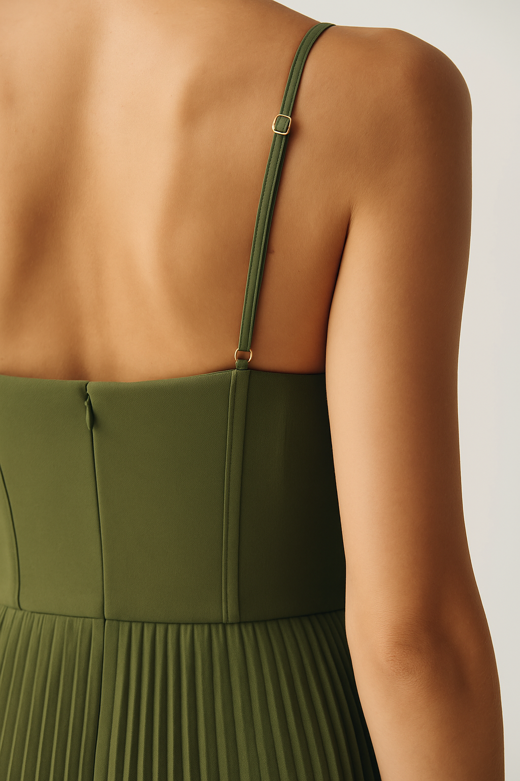 Robe d’été fluide femme coupe évasée décolleté cœur tissu plissé léger