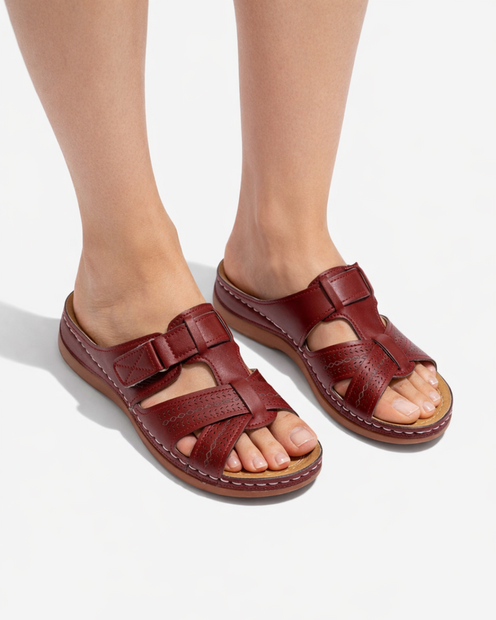 Sandales à enfiler à empeigne découpée avec sangle à boucle - bout ouvert