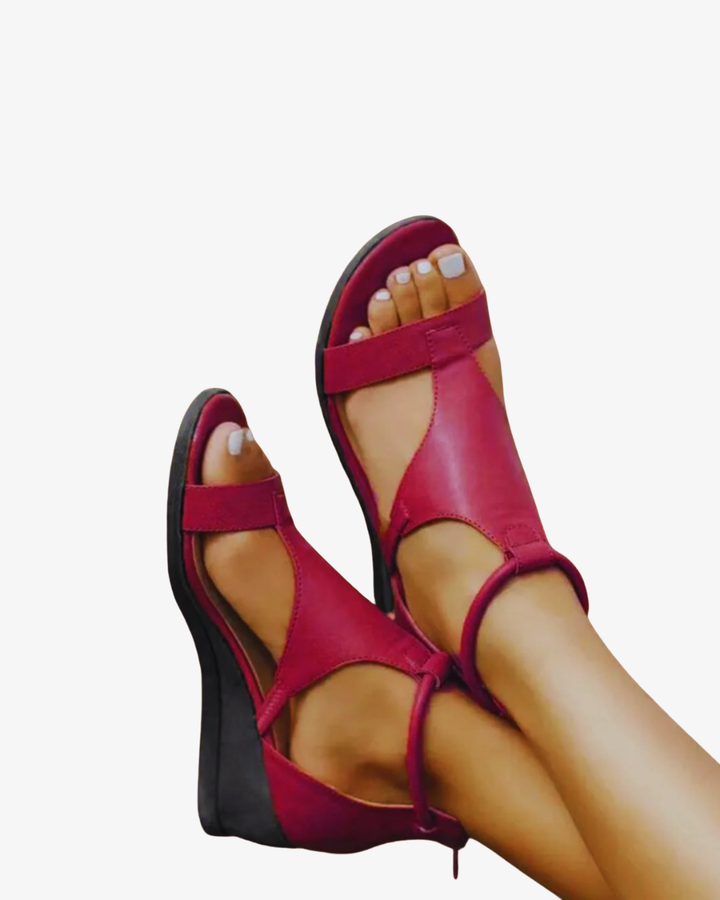 Sandales à talons compensés à bout ouvert avec découpes et bride à la cheville
