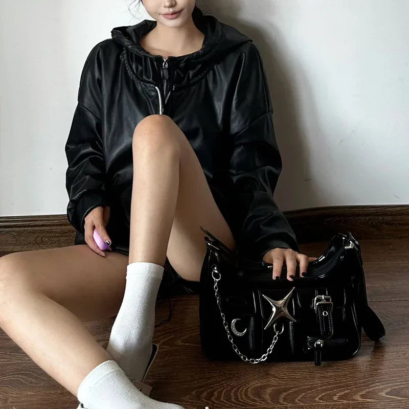 Sac à bandoulière gothique en cuir PU avec poches asymétriques et charms célestes