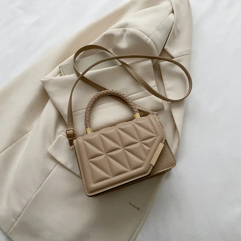 Sac bandoulière matelassé femme rabat asymétrique bandoulière réglable