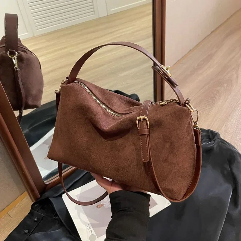 Sac satchel femme en suédine marron structurée détails dorés bandoulière
