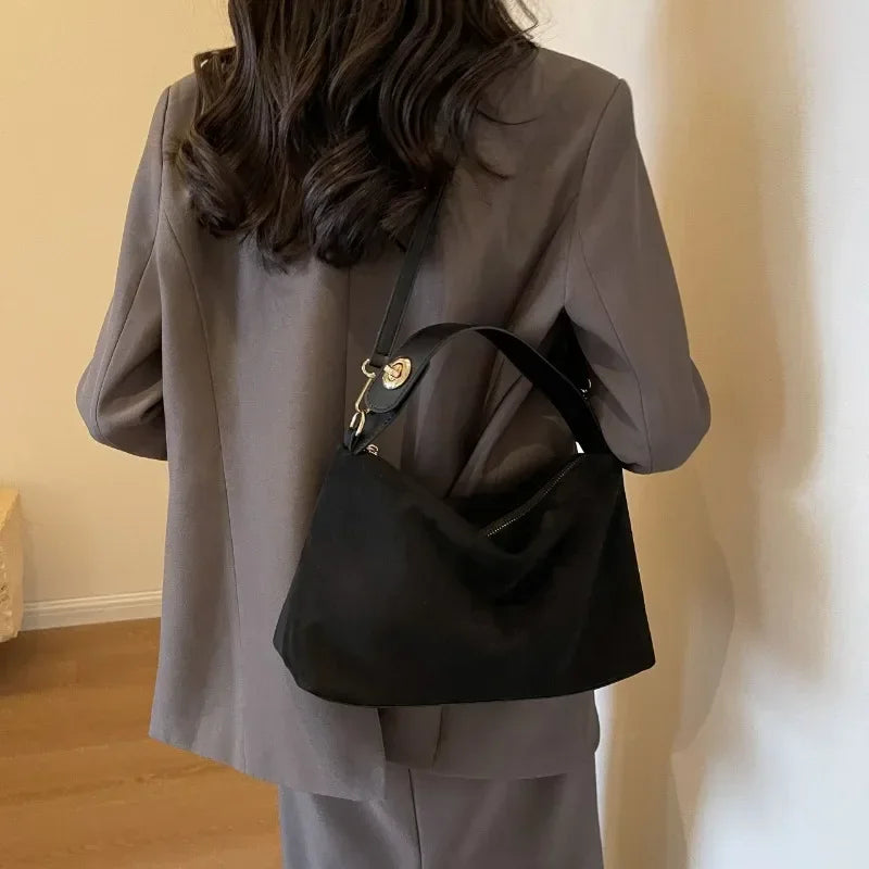 Sac satchel femme en suédine marron structurée détails dorés bandoulière