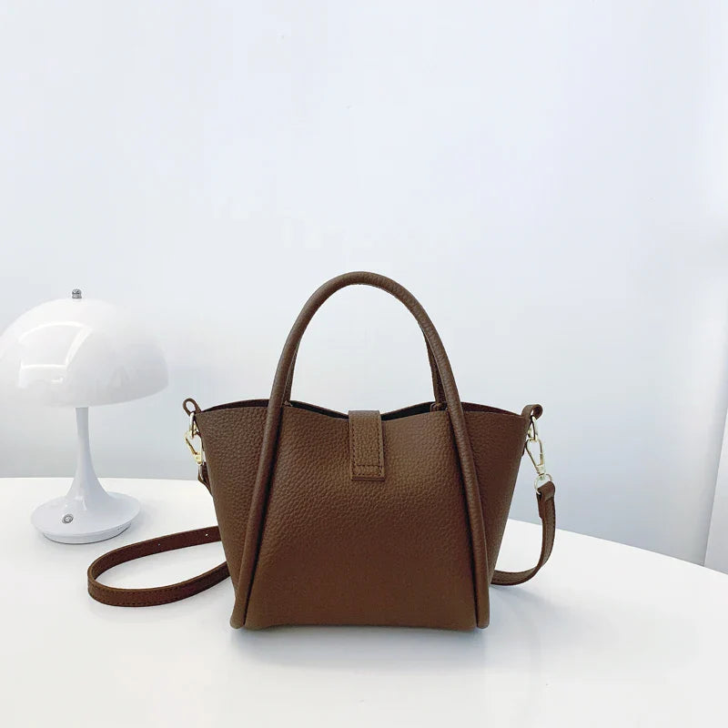 Sac cabas femme cuir végan structuré fermoir doré élégant