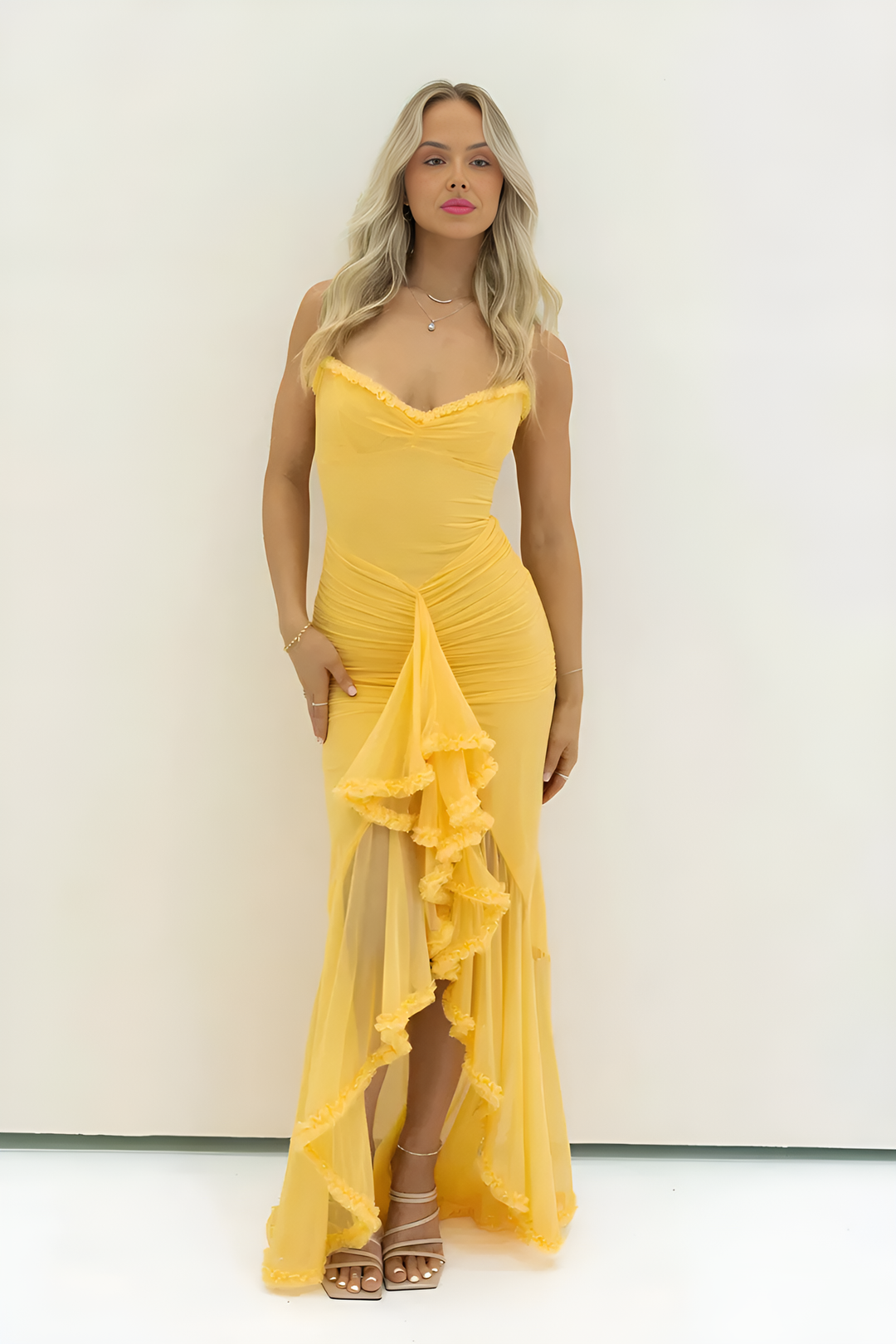 Robe longue élégante femme drapé cascade silhouette enveloppante traîne