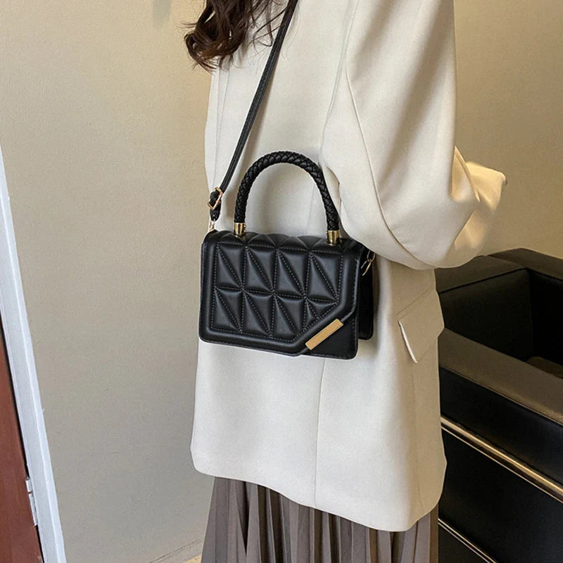 Sac bandoulière matelassé femme rabat asymétrique bandoulière réglable