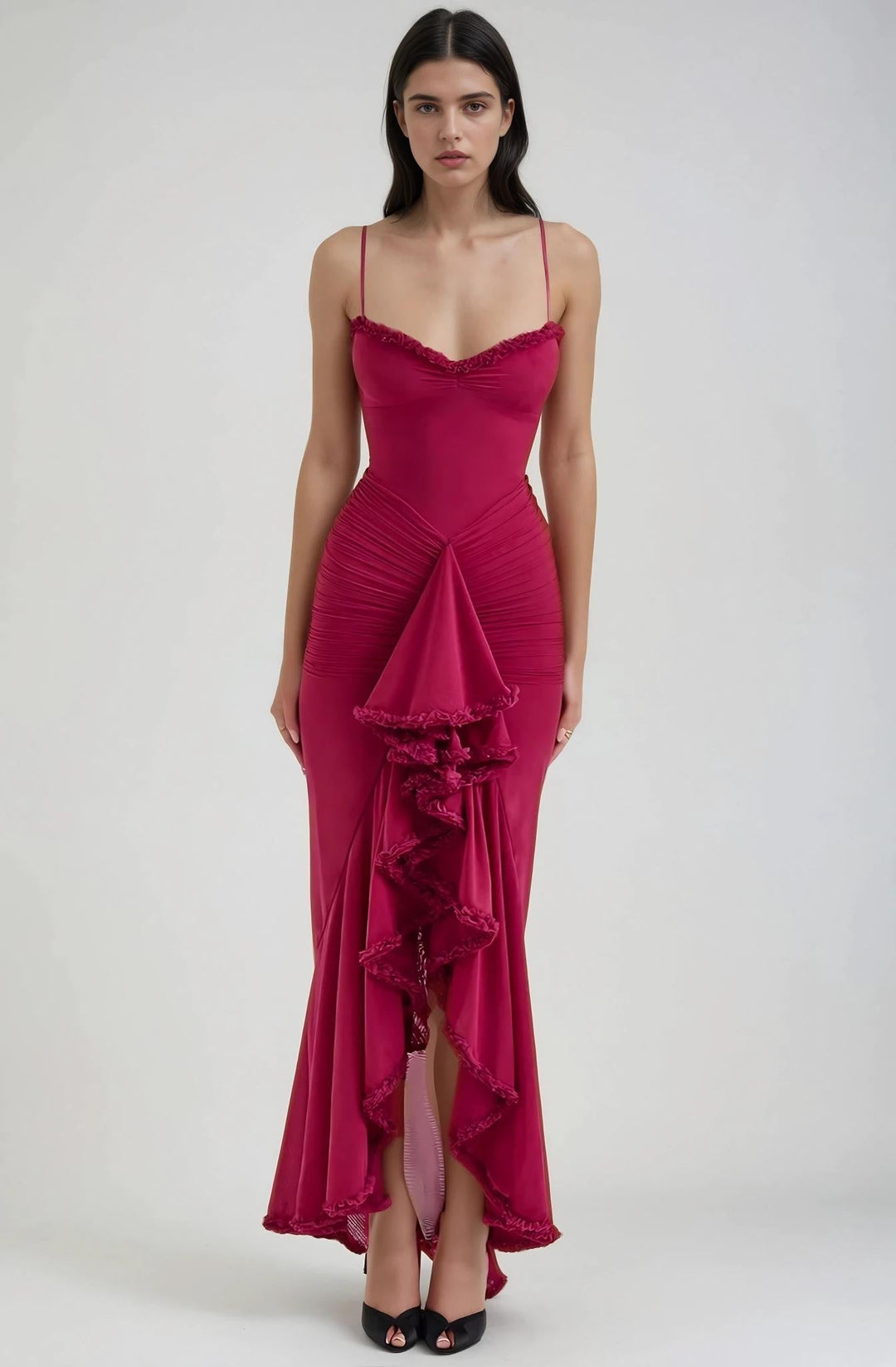 Robe longue élégante femme drapé cascade silhouette enveloppante traîne