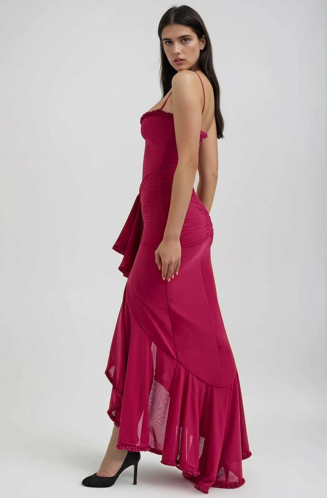 Robe longue élégante femme drapé cascade silhouette enveloppante traîne