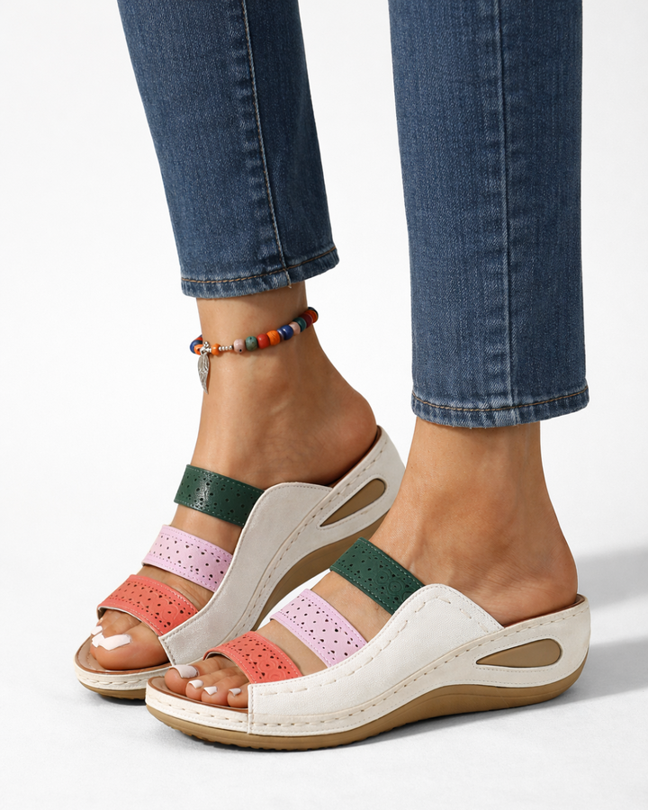 Sandales slides chic à brides multicolores avec talon compensé
