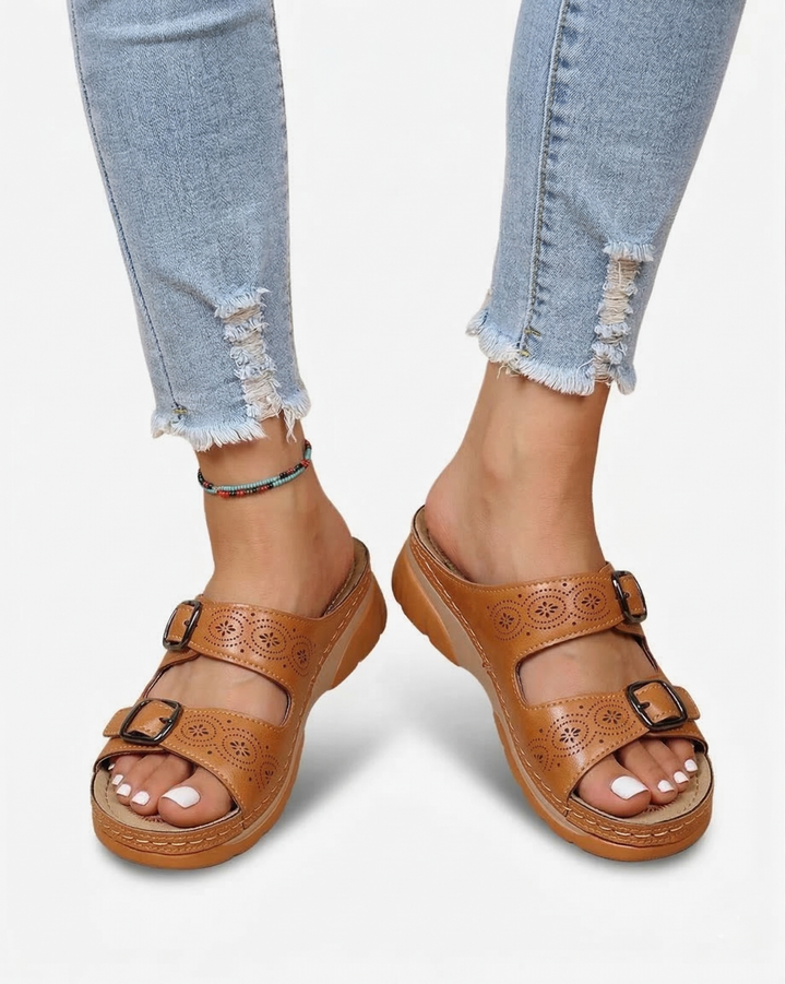 Sandales à bout ouvert avec petit talon compensé et double boucle