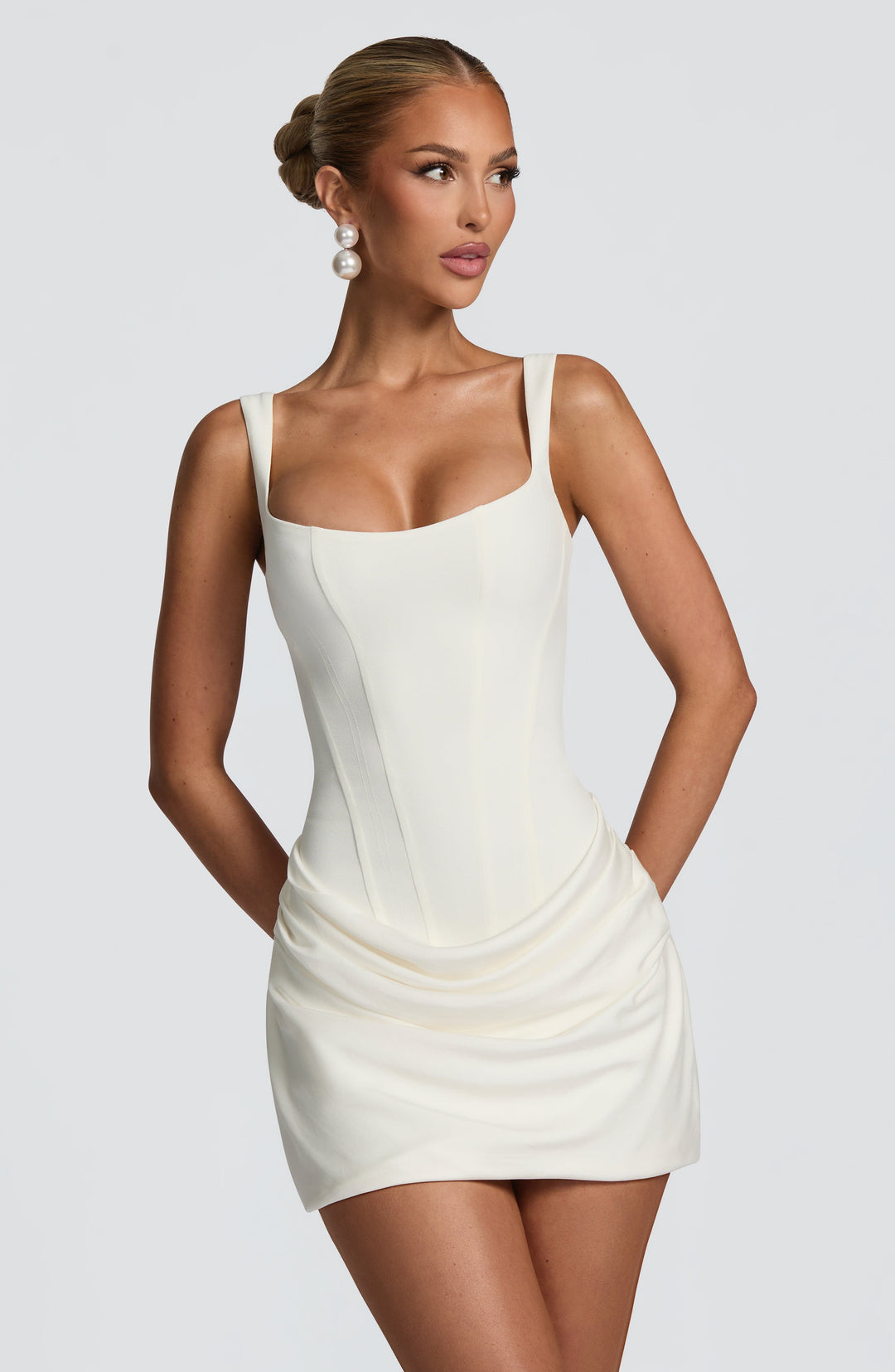 Robe mini bodycon femme col carré coupe ajustée élégante