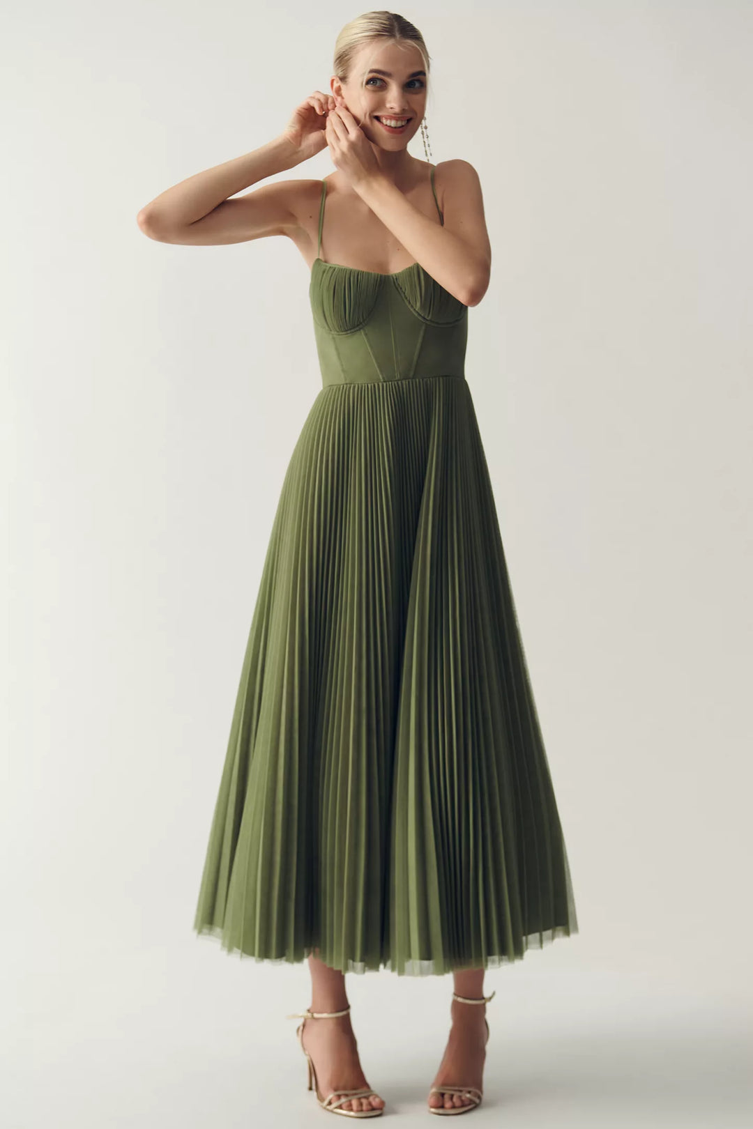 Robe d’été fluide femme coupe évasée décolleté cœur tissu plissé léger