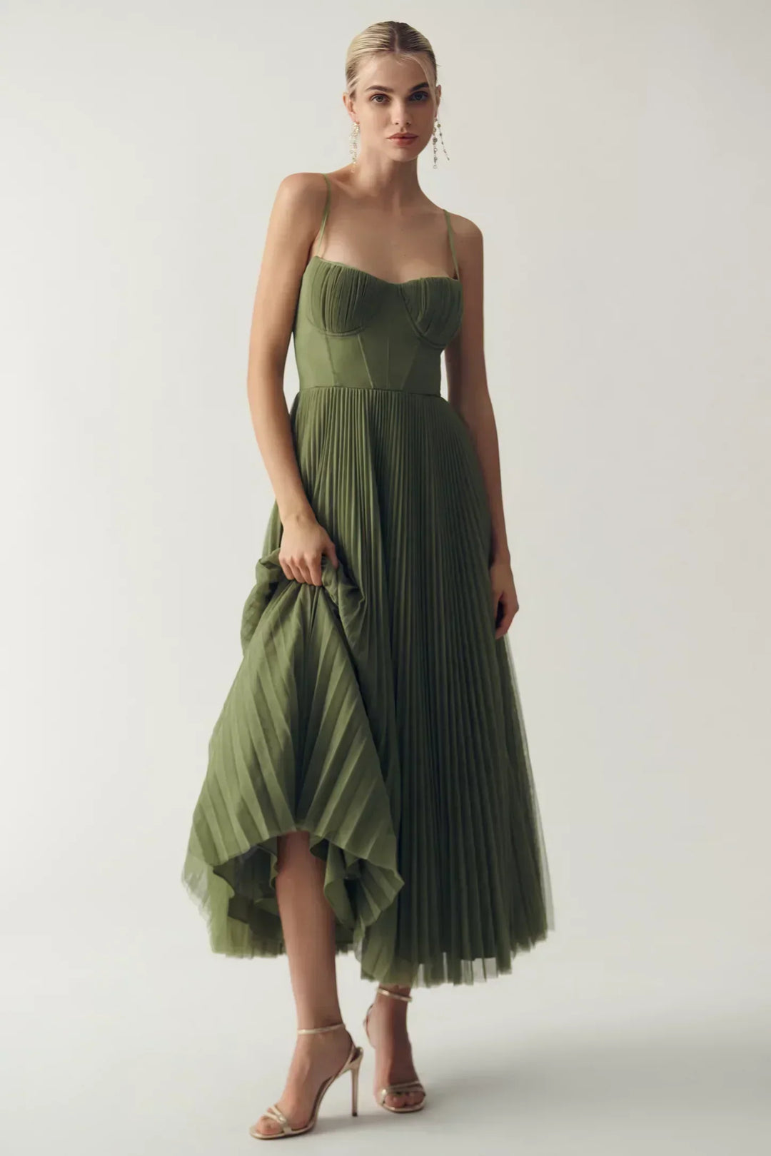 Robe d’été fluide femme coupe évasée décolleté cœur tissu plissé léger